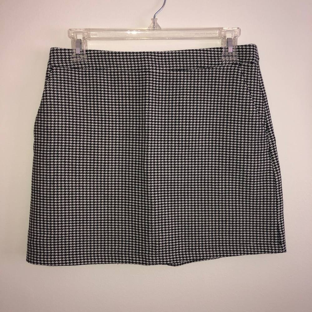 Houndstooth patterned skirt